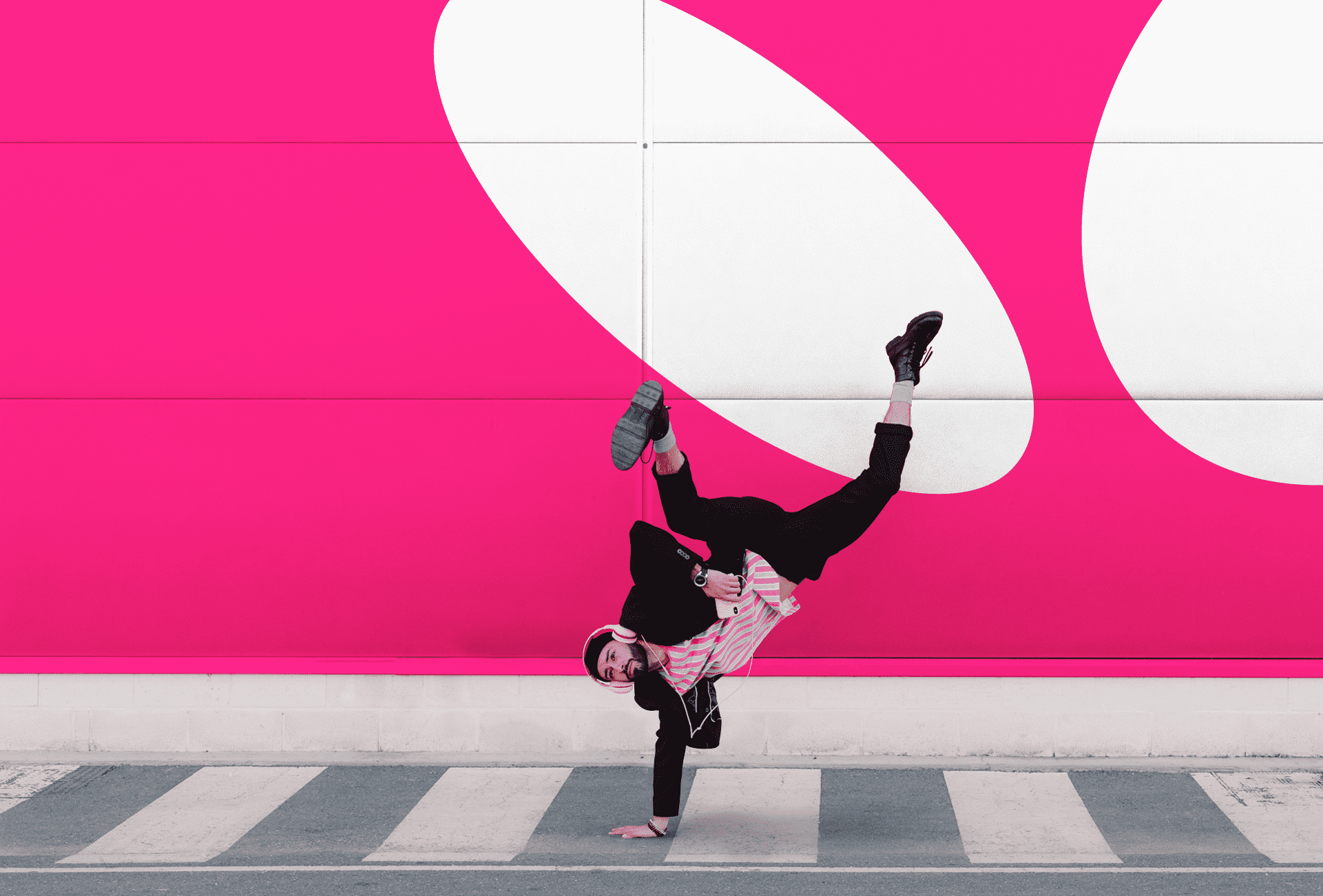 一个男人在人行横道上跳霹雳舞的图像，粉色背景，带白色图形元素。